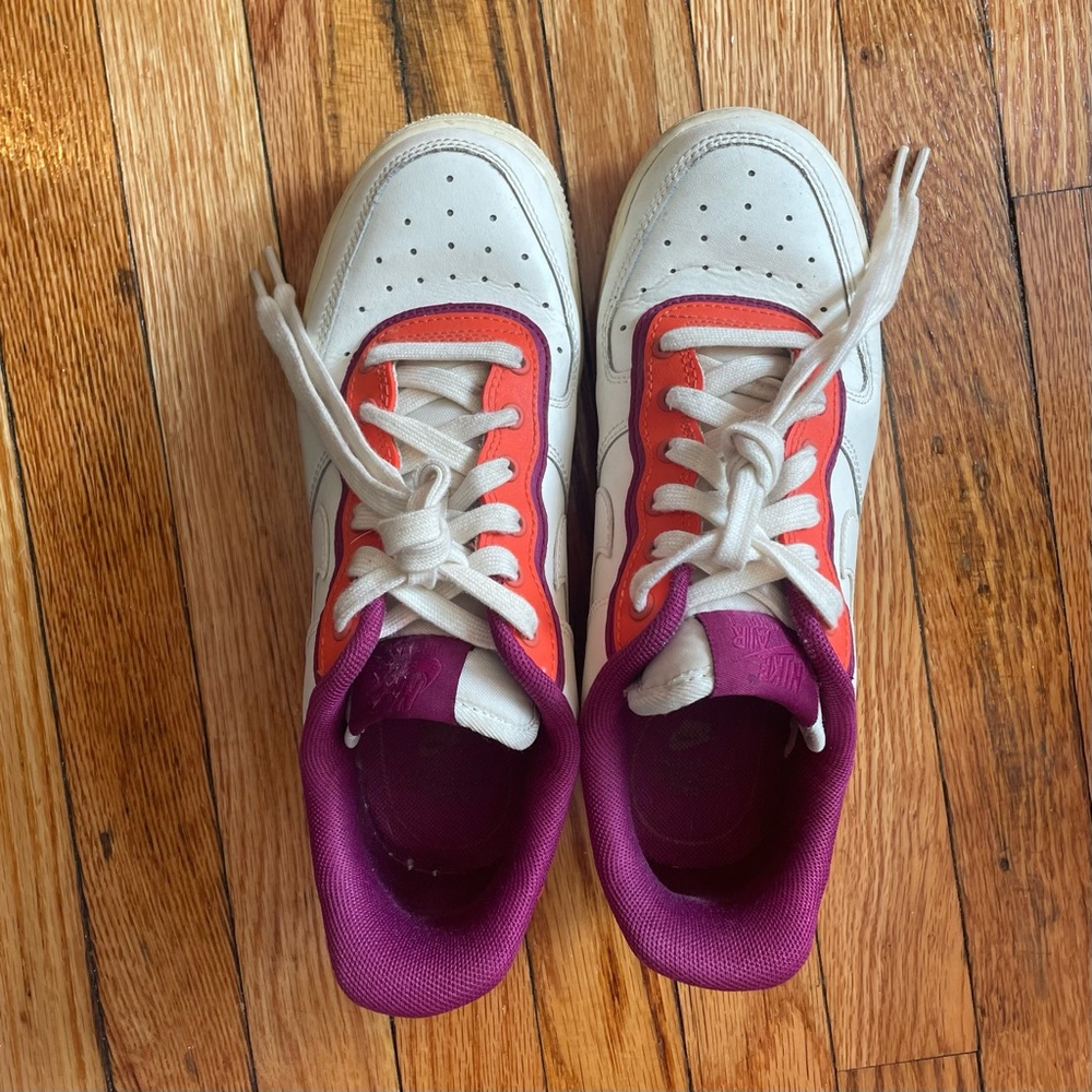 Nike Air Force 1 low SE in orange/berry, US 6.5
